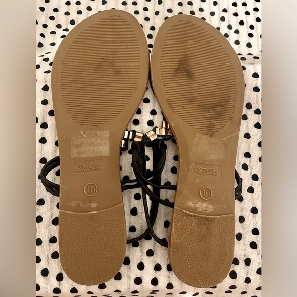 Db Dk Fashion Black Ankle Strap Flat Thong T-
Strap w/ Metallic Accents Size 10 - Picture 5 of 6